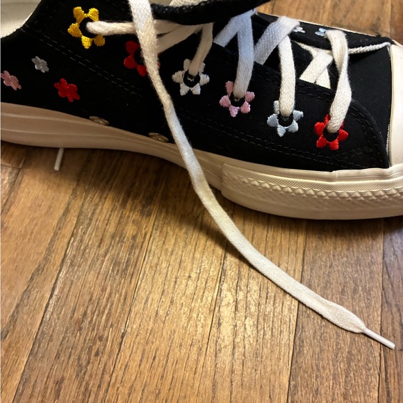 NWOT Converse Black Canvas Platform Low-Top Sneakers with  Embroidered Flowers - Picture 5 of 13